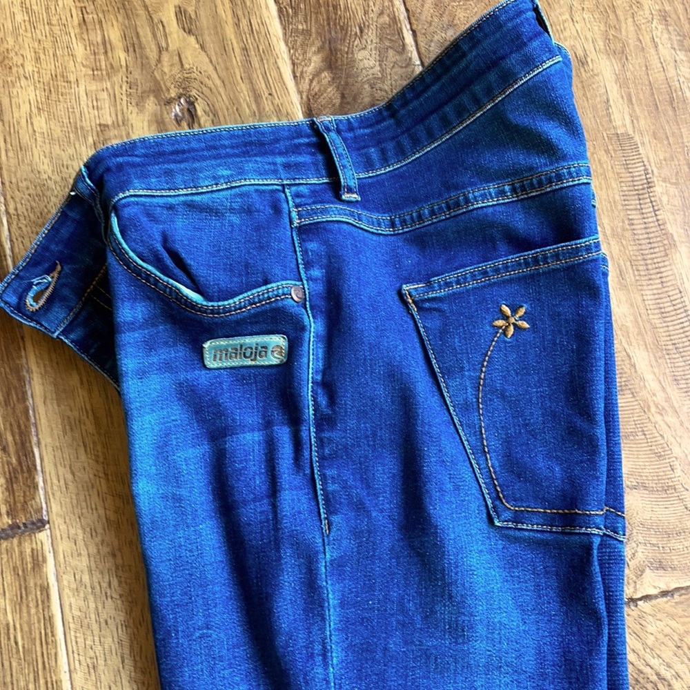 Gently used pair a blue jeans size 27